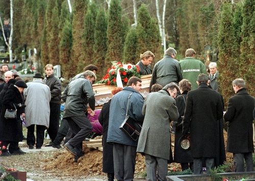 Kladenie rakvy na cintoríne v Slávičom údolí v Bratislave.