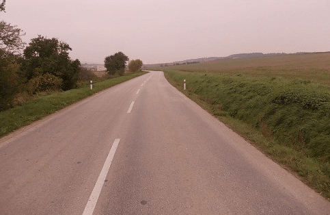 cesta II516 - nehodový úsek, pohľad v smere jazdy z Dežeríc