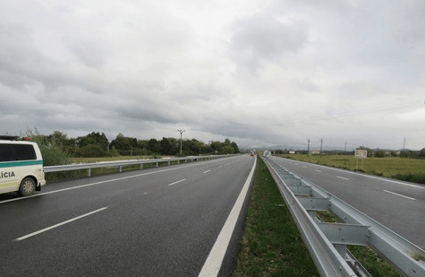 cesta I9 - koniec nehodového úseku, pohľad v smere jazdy z Novák pri vedení obojsmernej premávky v ľavom jazdnom páse