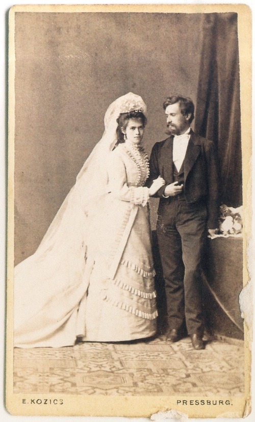 Svadobná fotografia Vajanského s manželkou Idou 4. 5. 1875. Fotograf: E. Kozics, Bratislava