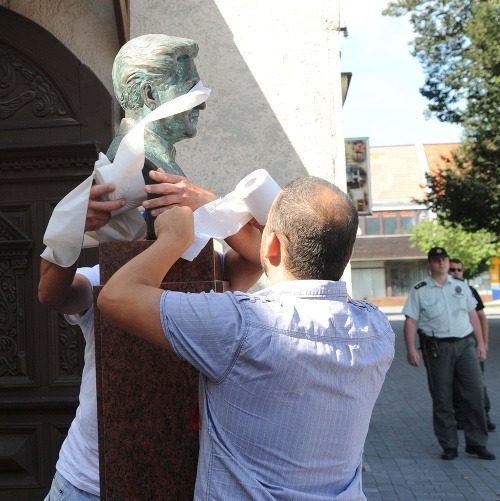 Na protest oblepili aktivisti Ďurčanského bustu toaletným papierom.