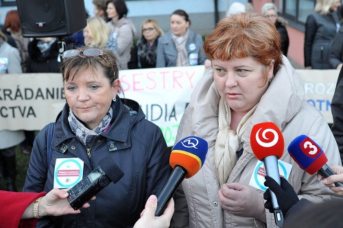 Slovenskej komory sestier a pôrodných asistentiek (SKSaPA) Iveta Lazorová (prvá zľava) a predsedníčka Odborového združenia sestier a pôrodných asistentiek (OZ SaPA) Monika Kavecká