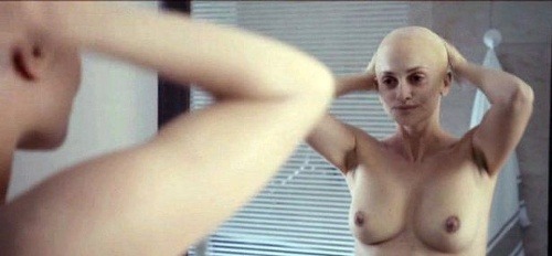 Penélope Cruz sa v španielskej dráme ukázala s nahými prsiami a vyholenou hlavou. 