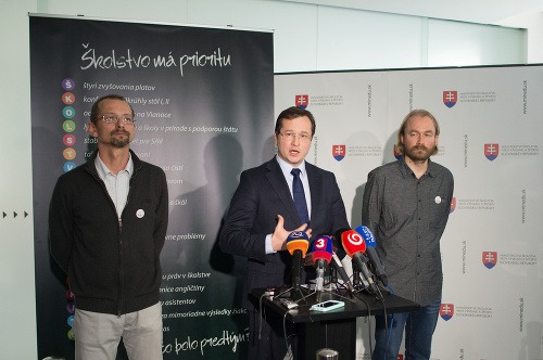 Hlavní Iniciátori štrajku - Branislav Kočan (vľavo) a Vladimír Crmoman (vpravo) s ministrom Draxlerom