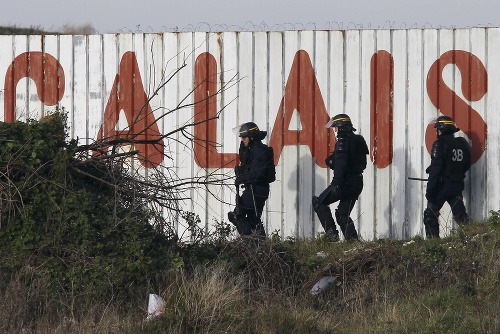 Dvesto migrantov vtrhlo do