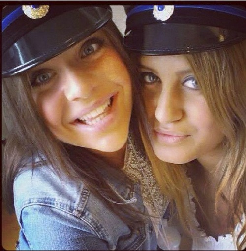 Alexandra (pravo) na fotografii z roku 2012 so svojou kamarátkou zo strednej školy.