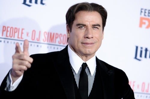 John Travolta pripomína panáka z múzea voskových figurín. 