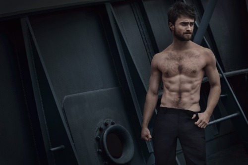 Daniel Radcliffe pózoval pre magazín Vanity Fair Italia do pol pása nahý a odhalil tak svalnaté a chlpaté telo.