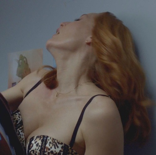 Pod elegantným kostýmom a košeľou skrýva agentka Scullyová takúto sexi bielizeň. 