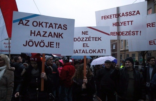Učitelia držia v rukách transparenty v nápismi "Vzdelanie je naša budúcnosť pre náš národ" či "Chceme spravodlivé mzdy"