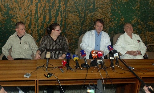 Rodičia spoločne s doktorom Cingelom na tlačovej konferencii pred operáciou