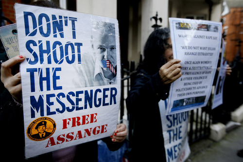 Demonštranti pred ekvádorskou ambasádou v Londýne