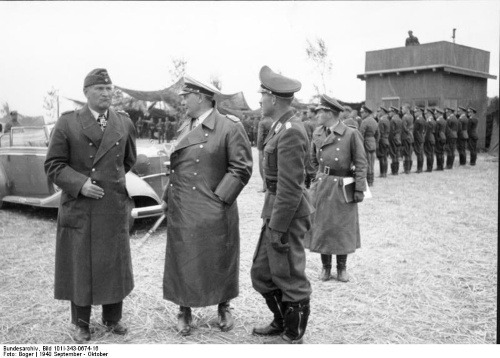 Adolf Galland vpravo, v strede Herman Göring.