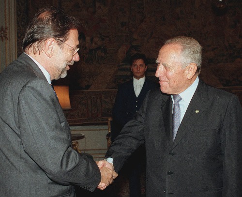 Prezident Carlo Azeglio Ciampi (vpravo) sa kvôli tejto leteckej katastrofe stretol aj s generálnym tajomníkom NATO Javierom Solanom.