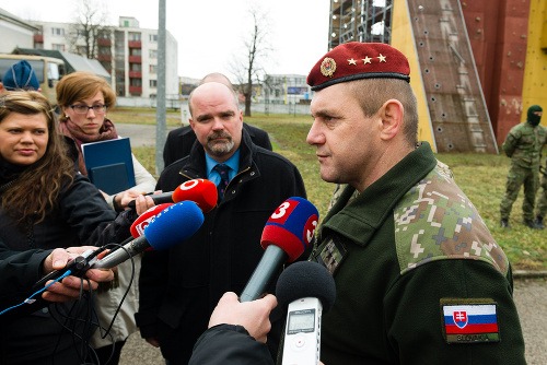 Veliteľ 5. pluku špeciálneho určenia Ozbrojených síl SR v Žiline Ľubomír Šebo (vpravo) a Chargé d'Affaires Veľvyslanectva USA v SR Liam Wasley (druhý sprava)