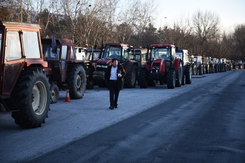 Grécki farmári sporadicky blokujú