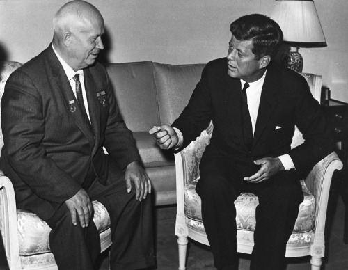 Nikita Chruščov s americkým prezidentom J. F. Kennedym.
