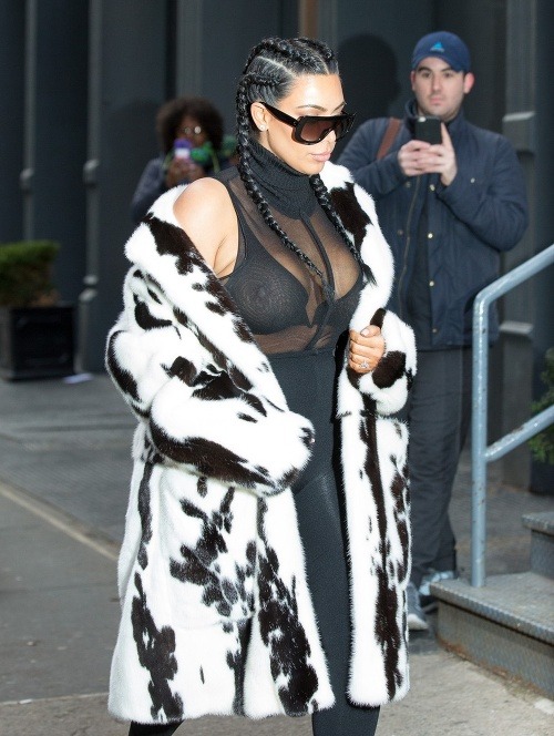 Kim Kardashian sa vybrala do ulíc s presvitajúcimi prsiami. 