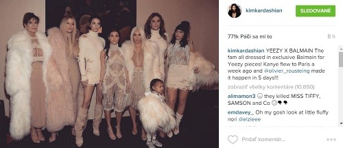 Krásky z klanu Kardashianovcov, vrátane Caitlyn Jenner (druhá sprava), ktorá sa narodila ako muž. 