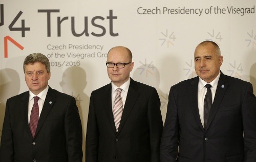 (Zľava) Macedónsky prezident Ďorge Ivanov, český premiér Bohuslav Sobotka a bulharský prezident Bojko Borisov