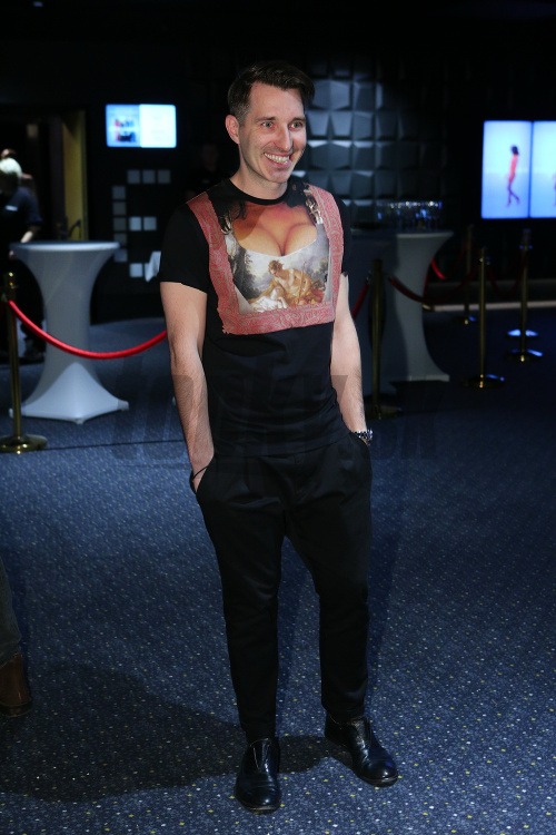 Vo februári svojím outfitom prekvapil aj bývalý moderátor a milovník módy Bruno Ciberej. Na premiéru filmu totiž dorazil v tričku s vytlačenými prsiami na hrudi. 