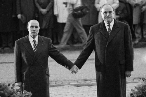 François Mitterrand s kancelárom Helmutom Kohlom vo Verdune