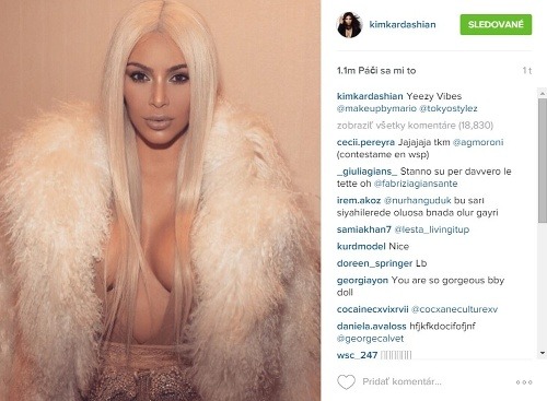 Kim Kardashian k dokonalému výstrihu podprsenku nepotrebuje. 
