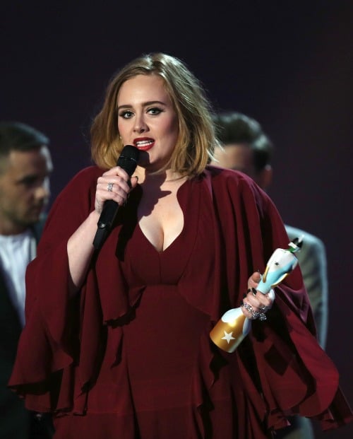 Adele nepatrí k speváčkam, ktoré ukazujú svoje prednosti. Tentokrát urobila výnimku. 