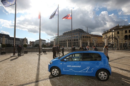 Elektromobil na dvore prezidentského paláca
