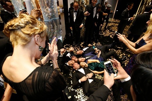 Herci a tvorcovia víťazného filmu Spotlight si spravili originálnu selfie na podlahe. 