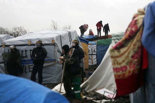 Utečenci v Calais vyliezli