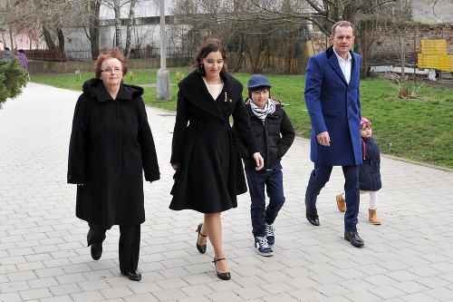 Procházka so ženou Katarínou a rodinou na ceste k volebnej urne