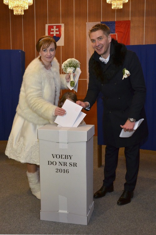 Mladomanželia počas volebného aktu