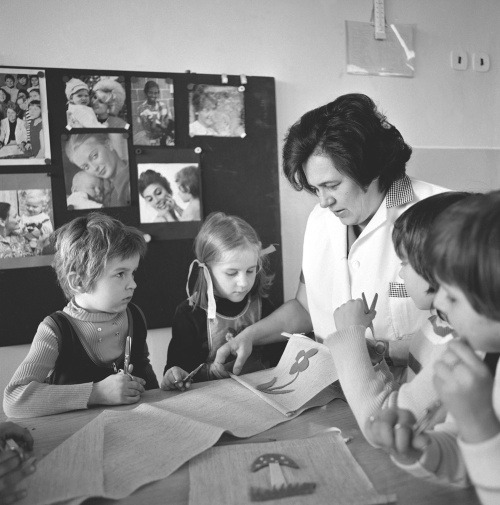 S láskou a radosťou pripravujú darčeky mamičkám k MDŽ aj deti Materskej školy na Kudlákovej ulici v bratislavskom sídlisko Dúbravka. (2. marca 1976)