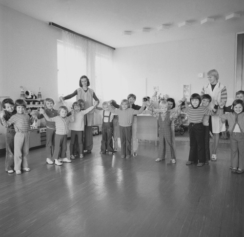 S láskou a radosťou pripravujú darčeky mamičkám k MDŽ aj deti Materskej školy na Kudlákovej ulici v bratislavskom sídlisko Dúbravka. Podarujú im ich na malej slávnosti, na ktorú pripravujú pestrý kultúrny program s tančekmi. (2. marca 1976)