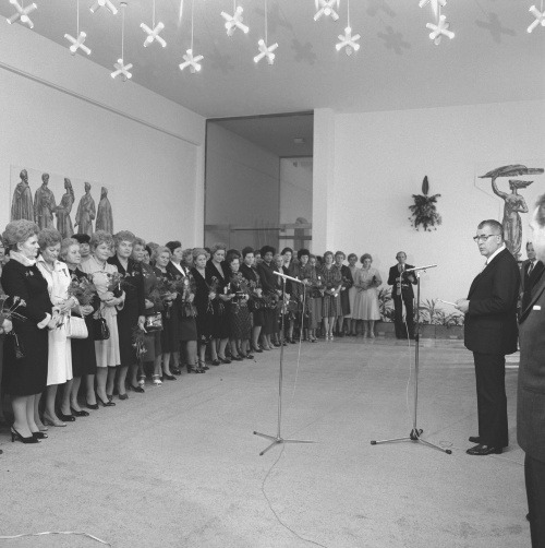 Oslavy MDŽ vyvrcholili vo štvrtok 6. marca v Bratislave priateľským stretnutím delegácie žien z celého Slovenska s najvyššími predstaviteľmi straníckych a štátnych orgánov SSR. (6. marec 1980)