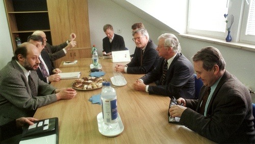 Na snímke Peter Salner (vľavo) na stretnutí zástupcov Židovskej náboženskej obce s vtedajším podpredsedom Nemeckého spolkového snemu.