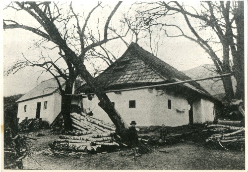 Chalupa na Hačave, ktorú si Hrebenda v roku 1834 sám vybudoval. Fotograf: Emil Pekár, Tisovec. (Literárny archív SNK, sign. SH 31/2, 4)