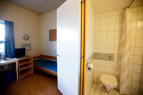 Mnohí študenti by mohli o takejto izbe so záchodom a sprchovým kútom na internáte iba snívať.