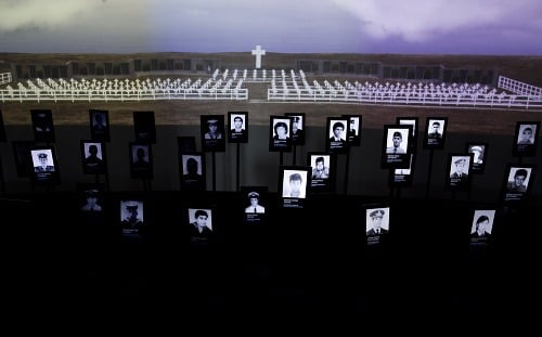 Fotografie mŕtvych argentínskych vojakov.