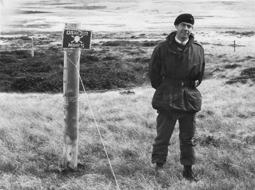 Bývalý britský vojak stojí pri mínovom poli na Falklandských ostrovoch.