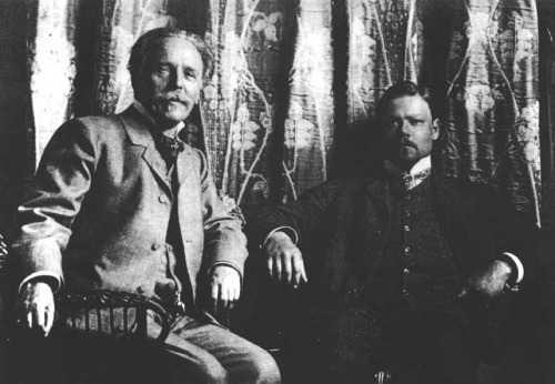 Karl May (vľavo) v roku 1904.