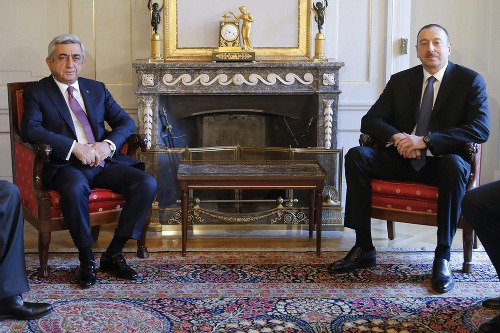 Arménsky prezident Serž Sargsjan a jeho azerbajdžanský náprotivok Ilham Alijev sa stretli ešte koncom minulého roka pri mierových rokovaniach. Teraz je všetko inak.