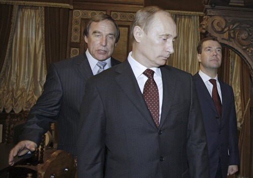 Sergej Rodulgin (vľavo) s Putinom a Medvedevom z roku 2009