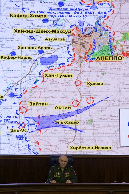 Sergej Rudskoj ukázal na brífingu mapu z oblasti okolo mesta Aleppo.