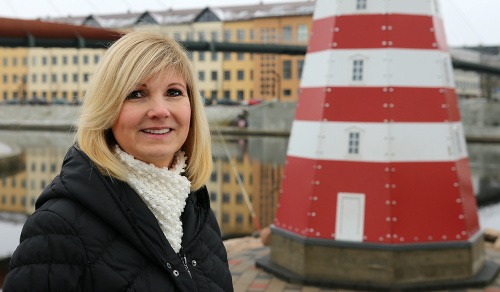 Žena šokuje svoju rodinu