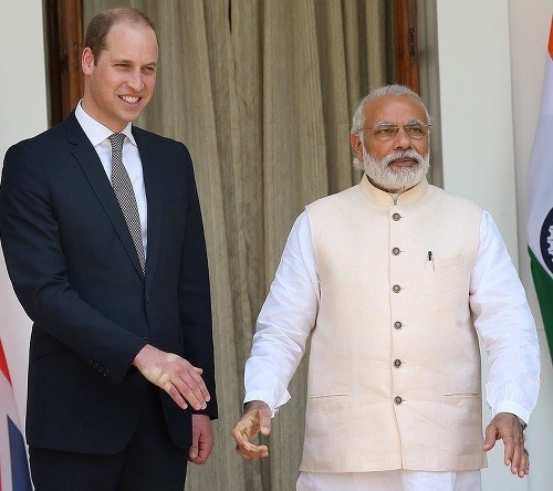 Pohľad na ruku princa Williama prezrádza, že indický premiér má poriadny stisk. 