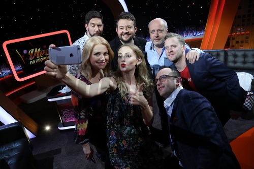Mária Čírová a ostatní účinkujúci v aktuálnom vydaní šou Vtedy na západe. 