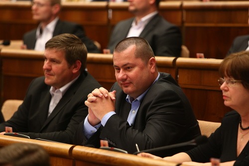 Ondrej Binder v parlamente (vľavo)