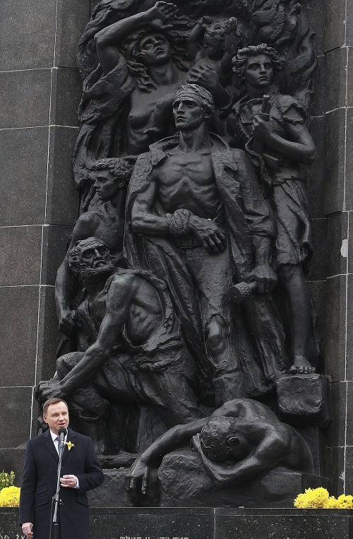 Poľský prezident Andrzej Duda si pripomína 73. výročie začiatku povstania vo varšavskom gete.